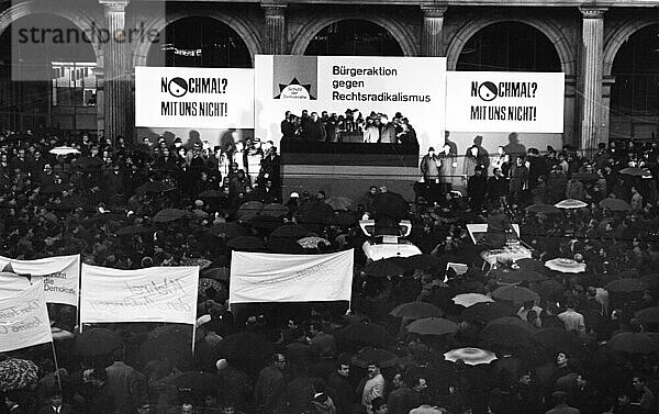 Gegen den Rechtsradikalismus  hier am 10. 11. 1967 gegen den Parteitag der rechtsradikalen NPD in Hannover  wandten sich Demonstranten von einer Bürgeraktion gegen Rechtsradikalismus aufgerufen mit Parolen wie Schützt die Demokratie gegen die Neonazis  Deutschland  Europa