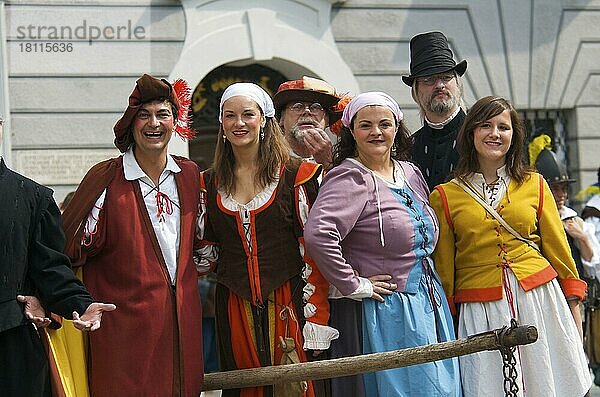 Einzug Wallensteins 1630 vor Steuerhaus am Marktplatz  sommer  historische Woche  Memmingen  Allgäu  Schwaben  Bayern  Deutschland  Europa