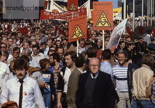 Ruhrgebiet. DGB-Demonstration gegen Arbeitslosigkeit und Sozialabbau. ca 1982-4