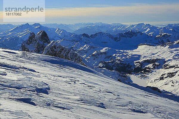 Alpen  Blick vom Titlis  Reissend-Nollen  Wendenstöcke  Berner Alpen  Schweiz  Europa