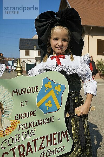 Trachtler beim Sauerkrautfest in Krautergersheim an der Sauerkrautstraße  Elsass  Frankreich  Europa