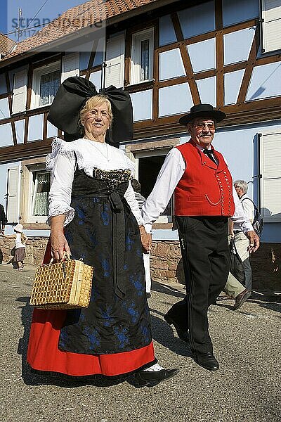 Trachtler beim Sauerkrautfest in Krautergersheim an der Sauerkrautstraße  Elsass  Frankreich  Europa