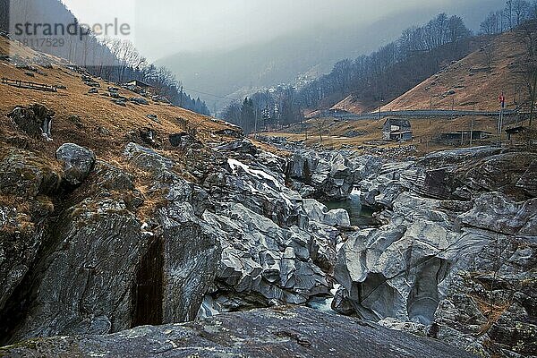 Brücke Ponte dei Salti  Valle Verzasca  bei Lavertezzo  Tessin  Ticino  Schweiz  Europa