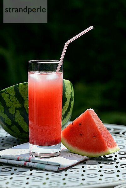 Wassermelonensaft in Glas mit Trinkhalm
