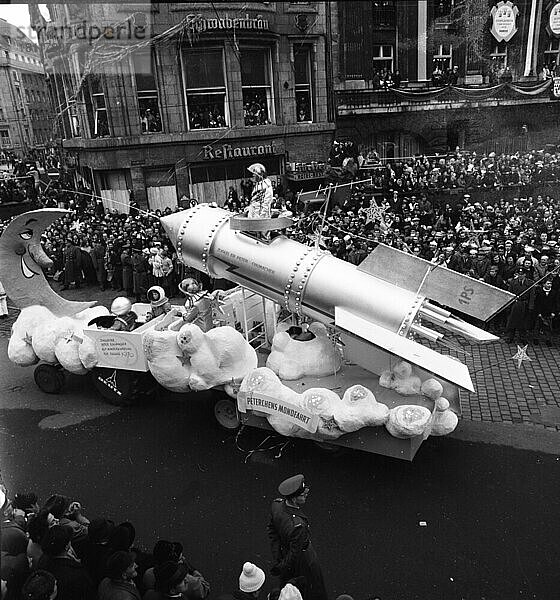 Der Karnevalsumzug in Jahre 1966 in Koeln. Rakete  Deutschland  Europa