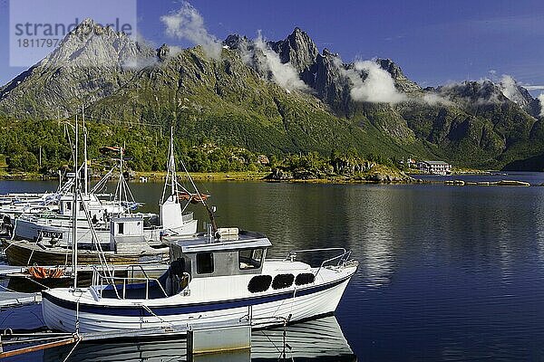 Schiffe im Hafen  nahe Laupstad  Lofoten  Nordland  Norwegen  Europa