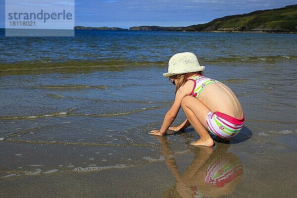 Mädchen am Strand  Sutherland  Schottland  Großbritannien  Europa