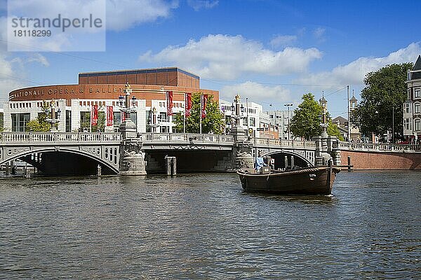 Opernhaus von Amsterdam  Grachtenboot auf der Amstel  Amsterdam  Holland  Niederlande  Europa