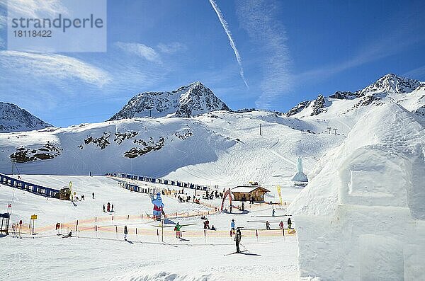 Gletscherskigebiet  Wintersport  Skifahrer  Stubai  Tirol  Österreich  Europa
