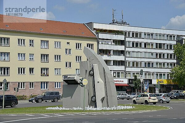 Kunst  Wolf Vostell Zwei Beton-Cadillacs in Form der nackten Maja  Rathenauplatz  Halensee  Wilmersdorf  Berlin  Deutschland  Europa