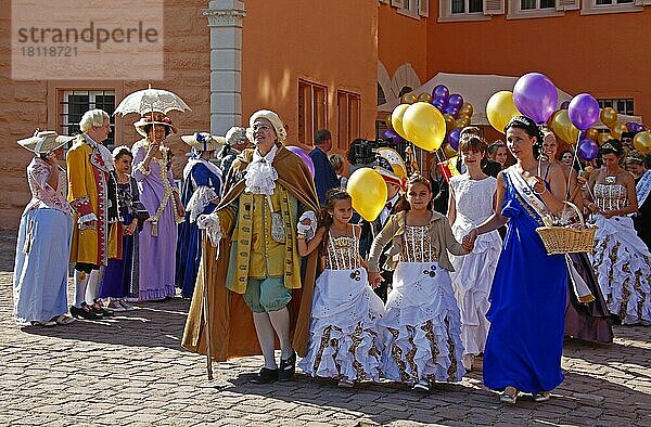 Mozartfest 2014  zahlreiche Teilnehmer in historischer Kleidung vor dem Schloß  Schwetzingen  Baden-Württemberg  Deutschland  Europa