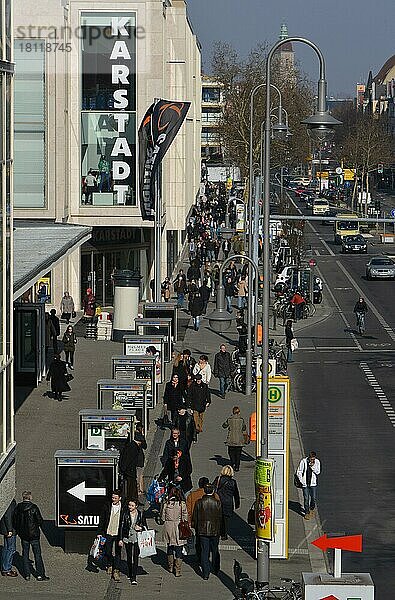 Passanten  Schlossstraße  Steglitz  Berlin  Deutschland  Europa