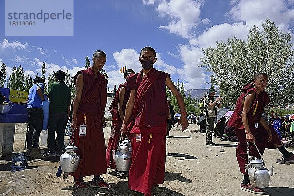 Buddhistische Mönche  Kalachakra-Initiationen durch den Dalai Lama  Choklamsar  Ladakh  Jammu und Kaschmir  Indien  Asien