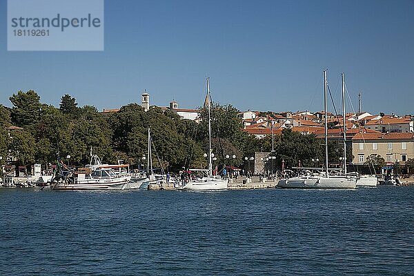 Blick über Yachthafen auf Stadt Krk  Kroatien  Europa