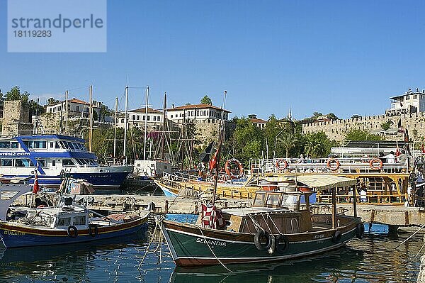 Hafen von Antalya  türkische Riviera  Türkei  Asien