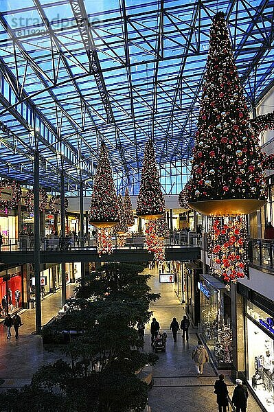 Einkaufszentrum CentrO mit Weihnachtsdekoration  Oberhausen  Ruhgebiet  Nordrhein-Westfalen  Deutschland  Europa