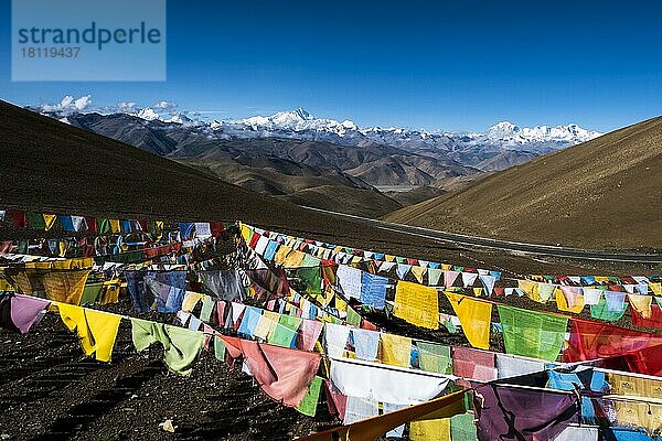 Tibetische Gebetsfahnen  Lhotse  Mount Everest (Mitte)  Cho Oyu (rechts) und der Rest der Nordwand des Himalaya vom Pang-la-Pass aus