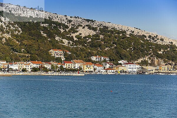 Bucht und Hafen von Baska  Krk  Kvarner Bucht  Adria  Kroatien  Europa