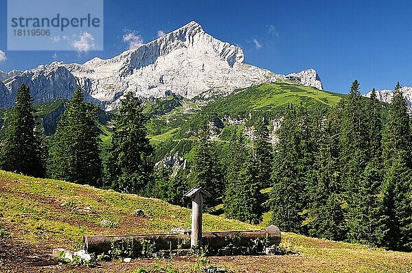 Brunnen  Blick auf Alpspitze  Garmisch-Partenkirchen  Bayern  Deutschland  Europa