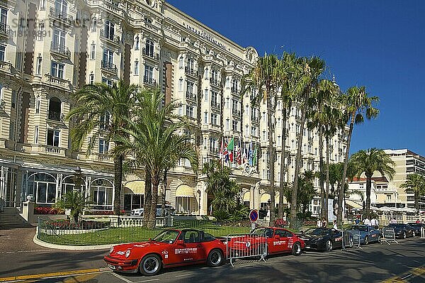 Porsche von dem Hotel Carlton an der Croisette in Cannes  Französische Riviera  Provence-Alpes-Cote d'Azur  Frankreich  Europa