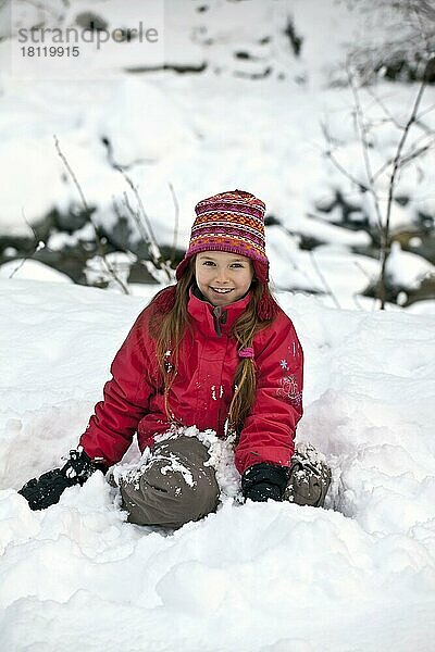 Mädchen spielt im Schnee