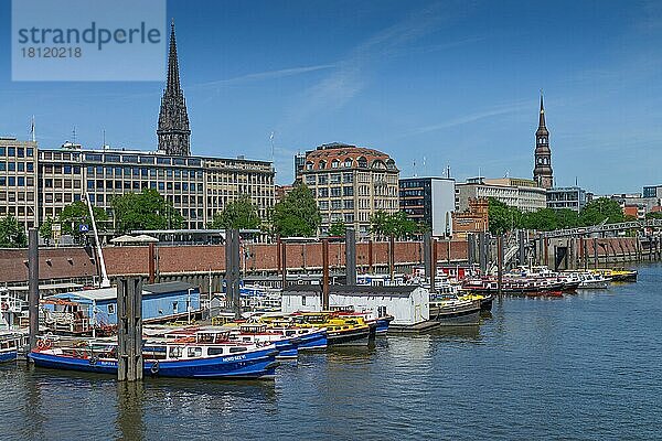 Barkassen  Binnenhafen  Hohe Brücke  Hamburg  Deutschland  Europa