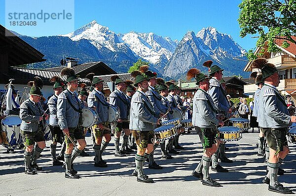 Bayern  Brauchtum  Tracht  Trachtler  Gebirgsschützen  Patronatstag  Trommler  marschieren  Zugspitzgruppe  Garmisch-Partenkirchen