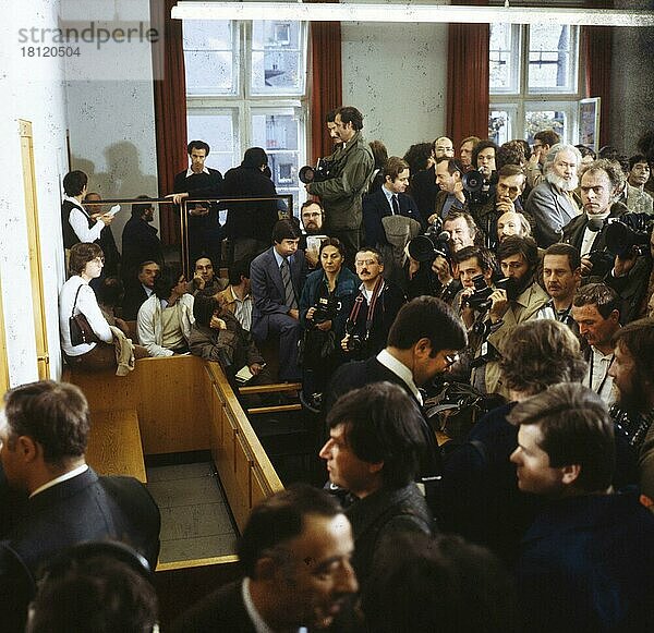 Ruhrgebiet. Presserummel in einem Gerichtssaal. Warten auf den Angeklagten. ca. 1979-80