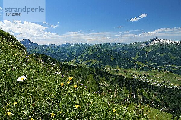 Blick von Kanzelwand ins Kleinwalsertal  Vorarlberg  Österreich  Europa