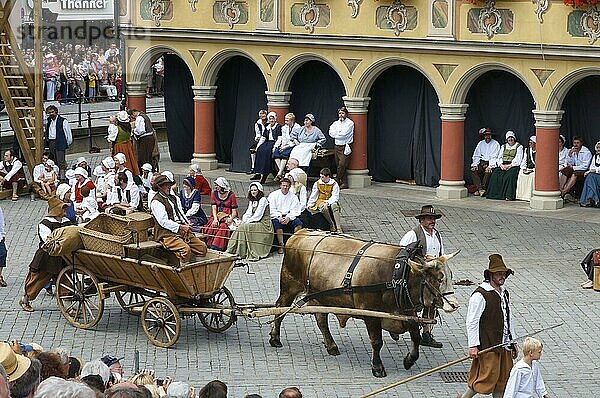 Einzug Wallensteins 1630 vor Steuerhaus am Marktplatz  sommer  historische Woche  Memmingen  Allgäu  Schwaben  Bayern  Deutschland  Europa