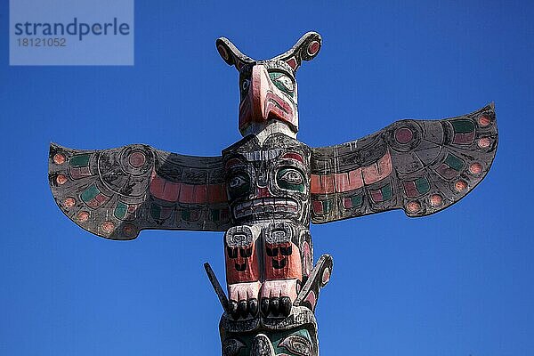 Totem  Alert Bay  British Columbia  Schnitzerei  Holzschnitzerei  Totempfahl  Kanada  Nordamerika