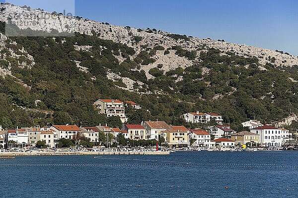 Bucht und Hafen von Baska  Krk  Kvarner Bucht  Adria  Kroatien  Europa