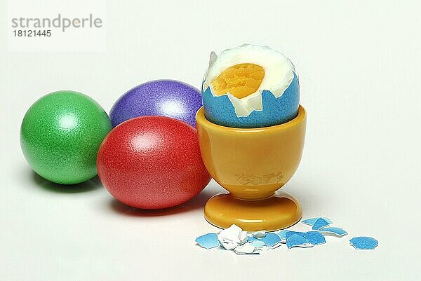 Ostereier  Osterei in Eierbecher  Schale  geöffnet  geschält  Ei  Eier  Ostern  Osterfest  Hühnereier  Tradition  traditionell  gefärbt  bemalt