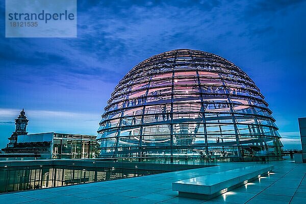 Kuppel  Reichstag  Tiergarten  Mitte  Berlin  Deutschland  Europa