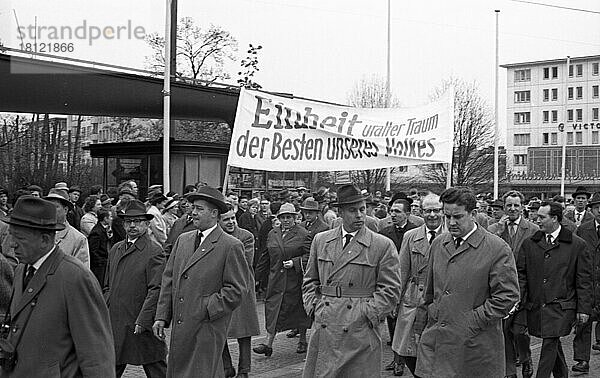 Der Deutsche Gewerkschaftsbund (DGB) beging den 1. Mai 1964  hier bei eine Maidemonstration in Bremen am 1. 5. 1964  mit den Forderungen dieser Zeit  Deutschland  Europa