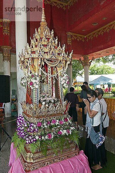 Betende Gläubige  Wat Bang Riang  buddhistischer Tempel  Thap Put  Amphoe hap Put  Provinz Phang Nga  Thailand  Südostasien  Asien