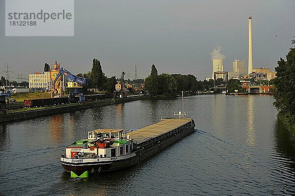 Schiff auf Rhein-Herne-Kanal  Hafen Wanne-West  Herne  Nordrhein-Westfalen  Deutschland  Europa