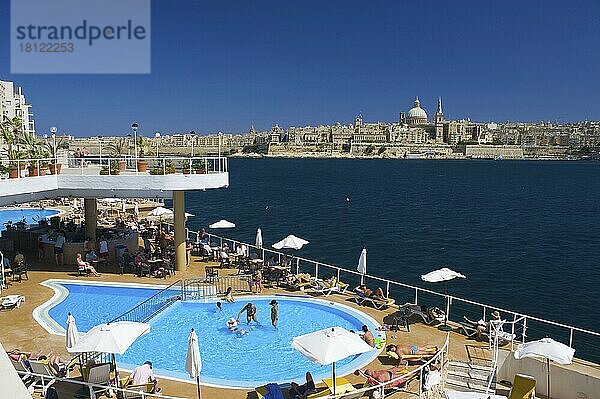 Blick von einem Hotelpool in Sliema auf Valletta  Malta  Europa