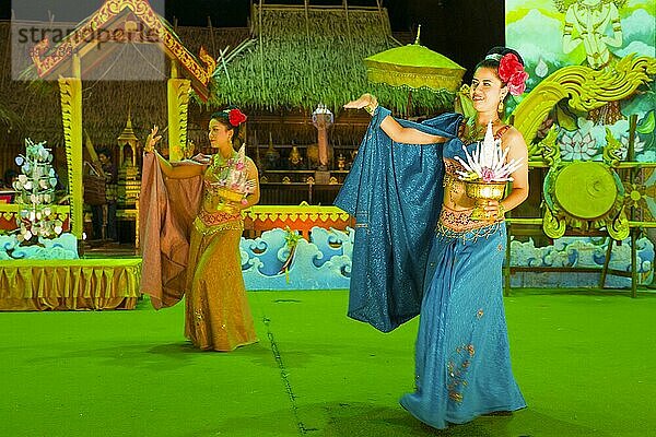 Tanz-Show in Phuket-Town  Insel Phuket  Thailand  Asien