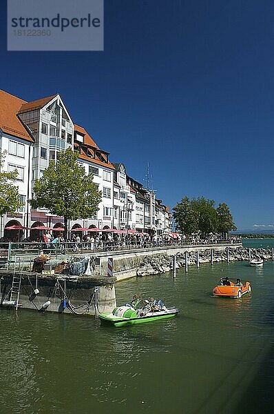 Tretboote im Hafen in Friedrichshafen  Bodensee  Baden-Württemberg  Deutschland  Europa