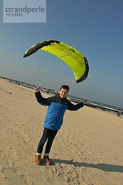 Junge lässt Drachen fliegen