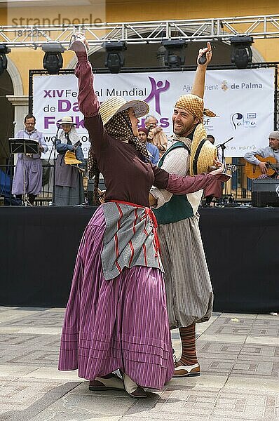 Traditionelle Tänzer auf dem Placa Major  Altstadt von Palma de Mallorca  Mallorca  Balearen  Spanien  Europa