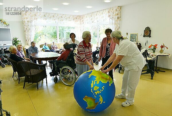 Vorbildliche Betreuung in Altenheimen  wie hier im Seniorenzentrum der Arbeiterwohlfahrt (AWO)  ist nicht überall anzutreffen. Die freundliche Zuneigung des Personals und die gut gestalteten lichtdurchfluteten Raeume schaffen eine angenehme Atmosphaere fuer die Senioren.  Deutschland  Europa