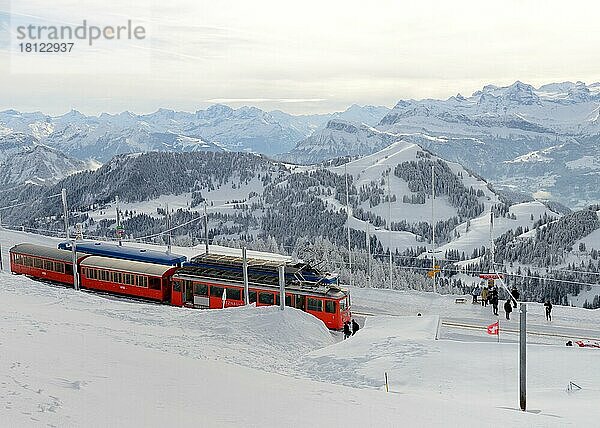 Blick von Rigi-Kulm auf Zahnradbahnen und Schweizer Alpen  Zentralschweiz  Kanton Zug  Schweiz  Europa