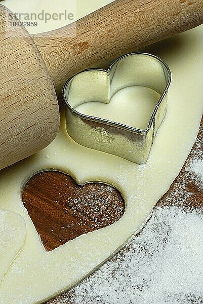 Teig  Keksteig  Plätzchenteig  Plätzchen ausstechen  Keks  Kekse  Ausstechform  Herzform  herzförmig  Teigrolle  Gebäck  Backwaren  backen  Plätzchen