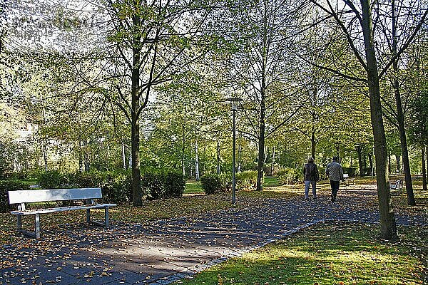 Kurpark  Spaziergänger  Bad Königshofen  Unterfranken  Bayern  Parkbank  Deutschland  Europa