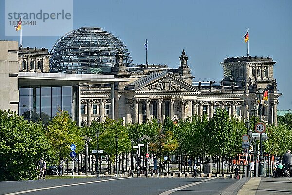 Reichstag  Willy-Brandt-Straße  Tiergarten  Berlin  Deutschland  Europa