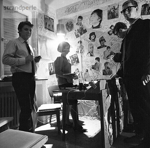 Im Ruhrgebiet gestalten Jugendliche in Eigeninitiative  hier im Jahre 1966 in einem Keller-Klub  einen Party-Keller mit musikalischer Unterhaltung  Deutschland  Europa