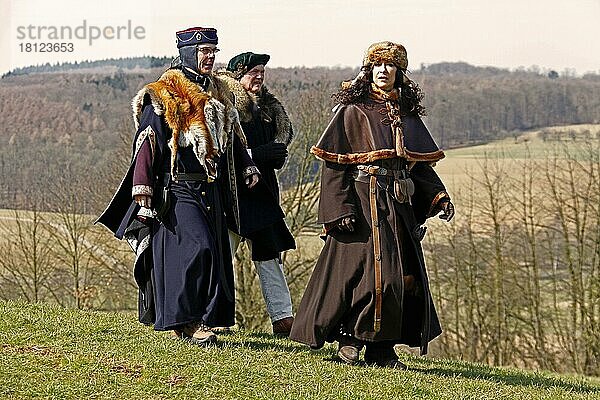 Mittelalterlich gekleidete Leute  Mittelalterfest  Burg Ronneburg  Gemeinde Ronneburg  Main-Kinzig-Kreis  Hessen  Deutschland  Europa