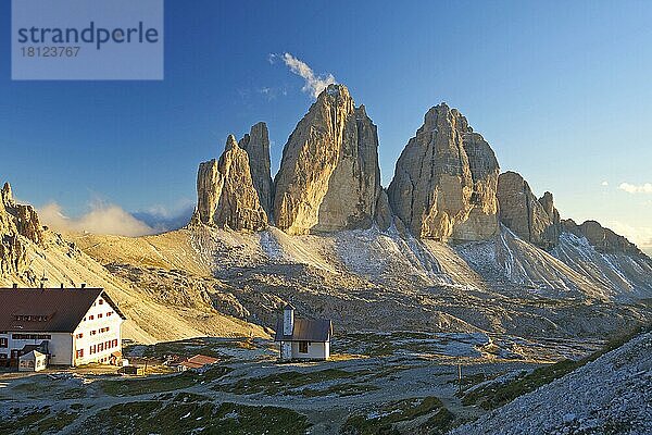 Dreizinnenhütte vor Nordwänden der Drei Zinnen  Sextener Dolomiten  Trentino-Südtirol  Italien  Europa